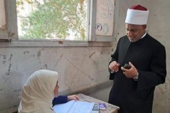 رئيس
قطاع
المعاهد
الأزهرية
يتفقد
لجان
امتحانات
الكيمياء
بمحافظة
قنا