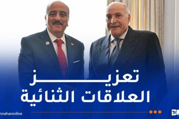 عطاف
يُجري
محادثات
مع
نظيره
التونسي