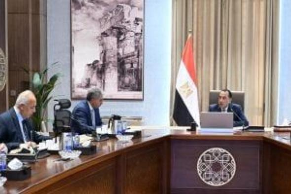 رئيس
الوزراء
يبحث
مع
ممثلى
قطاعى
السياحة
والطيران
سبل
دفع
الحركة
السياحية
