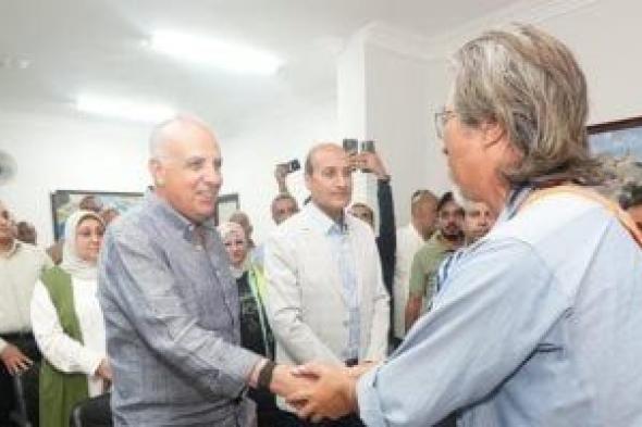 محافظ
أسيوط
يستقبل
وزير
الري
لتفقد
اللمسات
النهائية
بقناطر
ديروط
الجديدة