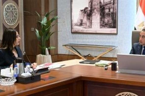 رئيس
الوزراء
يوجه
بالتوسع
في
تنفيذ
مُبادرة
«شارع
الفن»
بكل
المحافظات
المصرية