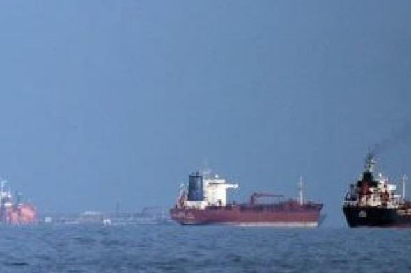 البحرية
الدولية:
مساران
للخروج
من
هرمز
الأول
تتحكم
به
إيران
والآخر
أمريكا
وعمان