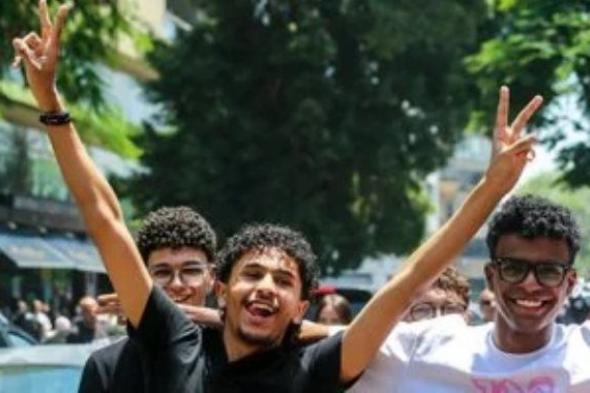 طلاب الثانوية العامة يشكون من صعوبة جزئيات بعض امتحان العربى