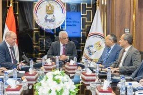وزير
الإنتاج
الحربى
يبحث
تعظيم
الاستفادة
من
الأراضى
والأصول