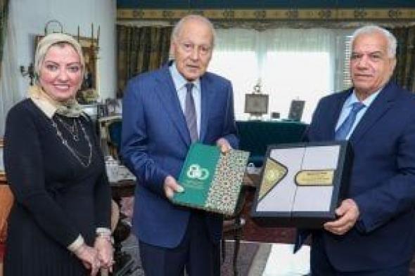 أبو
الغيط
يتسلم
أول
نسخة
من
كتاب
«جامعة
الدول
العربية..
ثمانون
عامًا»