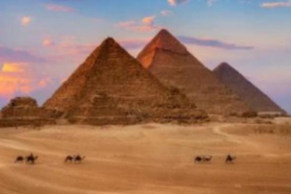لو فيجارو: فنادق جديدة قرب الأهرامات ومطارات مجددة.. مصر تتطلع إلى استقطاب المزيد من الزوار الأجانب