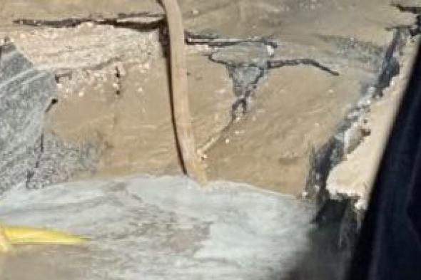 إصلاح
عطل
بخط
المياه
بمدخل
الشهداء
الرئيسى