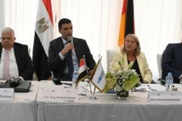 وزير
الصناعة:
الاتفاق
مع
وزارة
التعليم
العالي
على
إنشاء
مجمعات
تكنولوجية
بالجامعات