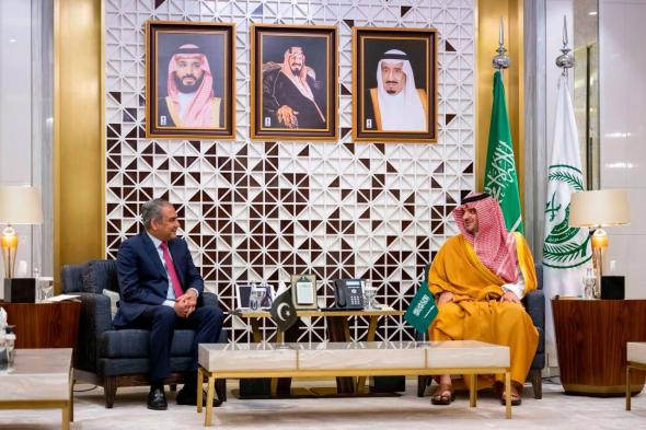 عبدالعزيز
بن
سعود
يستقبل
وزير
الداخلية
وزير
مكافحة
المخدرات
بجمهورية
باكستان 