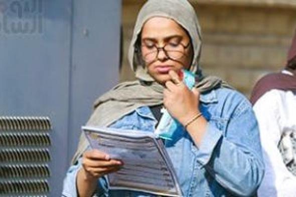 الحزن
يسيطر
على
طلاب
العلمى
بعد
امتحان
الكيمياء..
ويؤكدون:
الأسئلة
صعبة