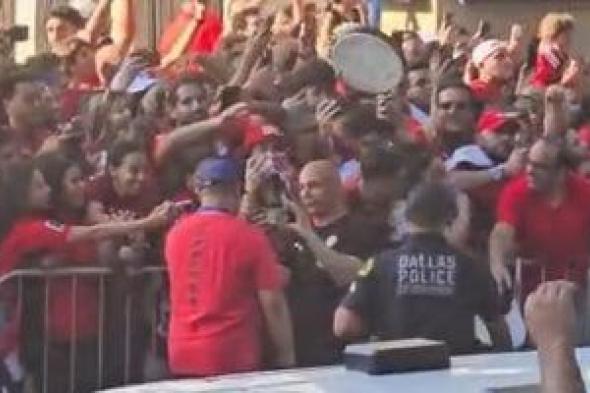 آلاف
المصريين
يحتفلون
في
دالاس
بتأهل
المنتخب
التاريخي
في
كأس
العالم..
فيديو