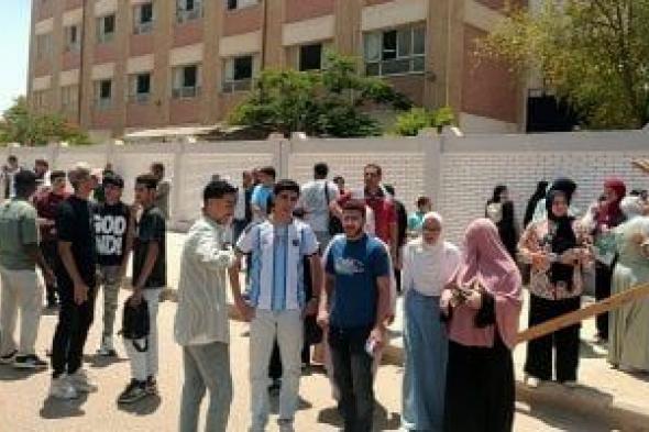 سعادة
على
وجوه
طلاب
الثانوية
العامة
عقب
امتحان
اللغة
الأجنبية
فى
المنوفية