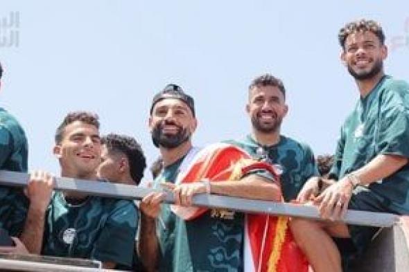 حافلة
منتخب
مصر
تتوقف
عدة
مرات
بسبب
احتشاد
الجماهير
لالتقاط
الصور
مع
النجوم..
صور
