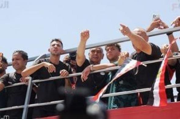 لاعبو
منتخب
مصر
يوقعون
على
القمصان
مع
الجماهير
فى
العلمين..
فيديو