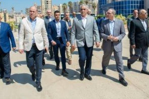 وزير
الإنتاج
الحربي
يتفقد
شركة
بنها
للصناعات
الإلكترونية