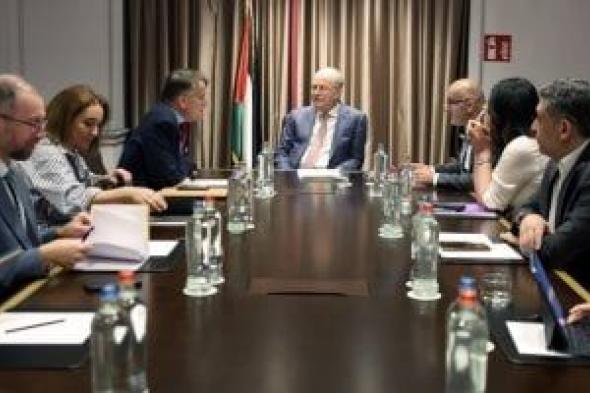 رئيس
وزراء
فلسطين
يؤكد
ضرورة
الحفاظ
على
دور
الأونروا
في
الضفة
الغربية
وقطاع
غزة