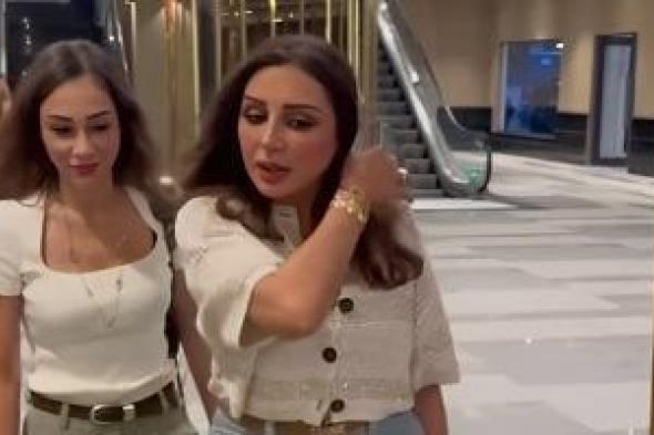 راندا
رياض
تظهر
مع
أنغام
فى
العرض
الخاص
لمسرحية
خيال
مريض..
بعد
حكم
حبسها