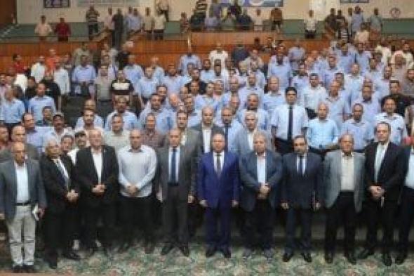 وزير
النقل
يجتمع
بقائدى
القطارات
وفنيى
الصيانة
فى
معهد
وردان