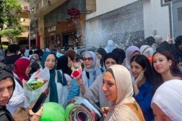 نهاية
سعيدة..
طلاب
الأدبى:
امتحان
الإحصاء
سهل
والأسئلة
مباشرة
