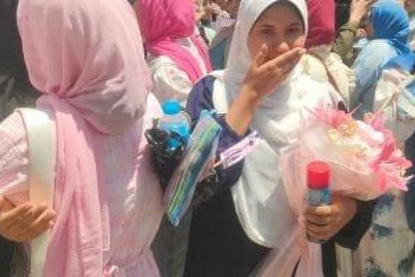 الأسر
فى
استقبال
أبنائهم
بالهدايا
فى
ختام
ماراثون
الثانوية
العامة
بالأقصر..
صور