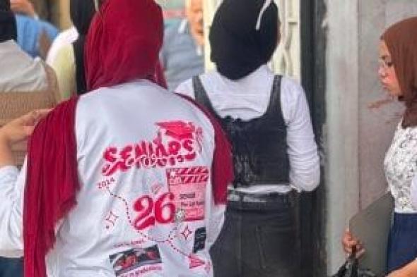 احتفال
نهاية
العام..
طالبات
يؤدون
آخر
امتحان
الثانوية
العامة
فى
بورسعيد