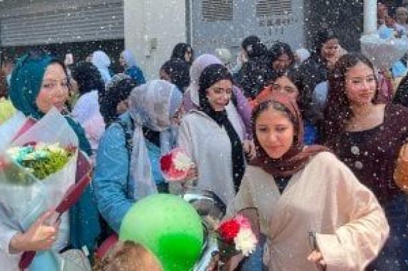بالفوم
والورود..
احتفالات
طالبات
الثانوية
العامة
بعد
آخر
امتحان
«صور»