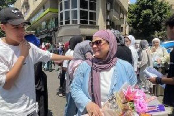 أمهات
الثانوية
العامة
يستقبلن
بناتهن
بعد
آخر
امتحان
بالورد
والزغاريد..
صور