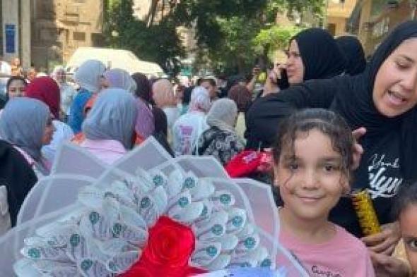 بباقة
ورود..
أسرة
تهدى
ابنتها
مبلغا
ماليا
احتفالا
بانتهاء
امتحانات
الثانوية
العامة