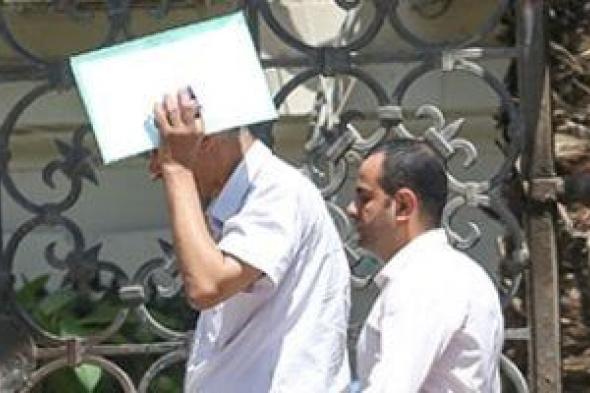 طاقية وشمسية.. المصريون يواجهون ارتفاع درجات الحرارة فى الشوارع