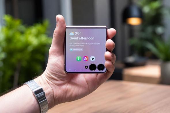 سامسونج تكشف عن هاتف Galaxy Z Flip 8 بتصميم أنحف وشاشة خارجية ذكية