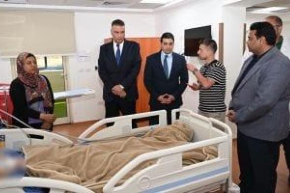 محافظ جنوب سيناء يزور مصابتين بحادث طريق رأس سدر ويوجه بمتابعة حالتهما