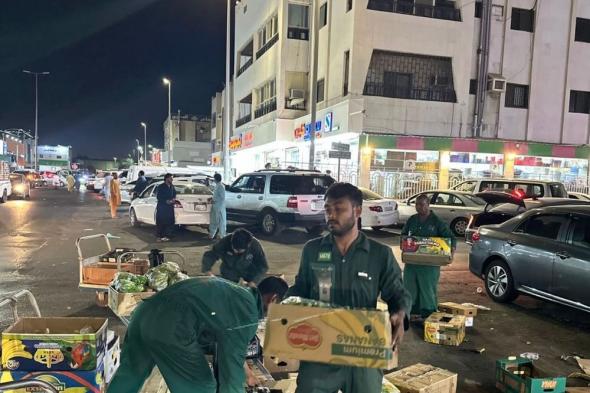 عاجل | الإطاحة بـ 12 وافداً يمارسون البيع المخالف بسوق جدة