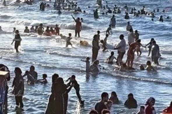 إخلاء شاطئ جمصة من المصطافين بعد ارتفاع الأمواج ووقوع حوادث غرق