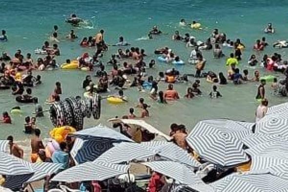 شواطئ الإسكندرية ترفع شعار "كامل العدد".. زحام بنهاية الأسبوع.. فيديو وصور