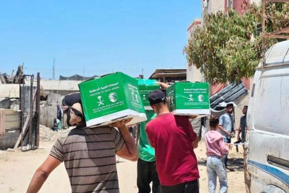 استفاد منها 7.968 فردًا.. مركز الملك سلمان يوزع سلال غذائية في غزة
