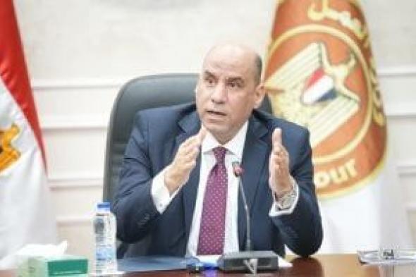 وزير العمل يتابع حادث انقلاب سيارة تقل عمالًا بالمنيا.. ويقدم العزاء لأسرة المتوفى