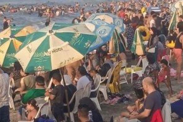 زحام شديد بشواطئ مصيف بلطيم هربا من ارتفاع درجات الحرارة.. صور