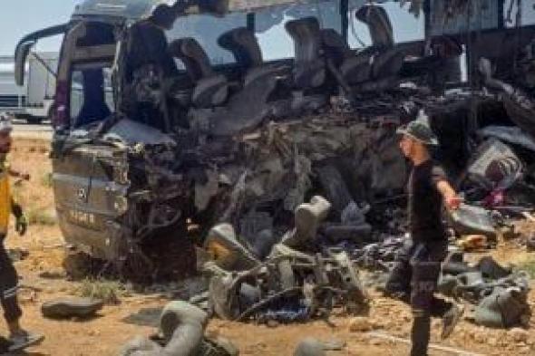 مصرع 35 شخصا وإصابة 30 آخرين في حادث على طريق دير الزور دمشق.. صور