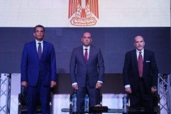 وزير العمل ومحافظ البحر الأحمر يسلمان ماكينات خياطة لأوائل خريجات التدريب المهني