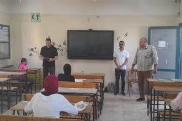 وكيل وزارة التعليم بأسوان يتابع انطلاق امتحانات الدور الثانى للإعدادية