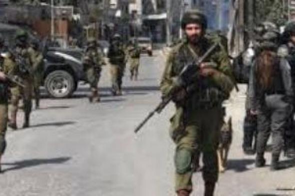 مستوطنون يقتحمون بلدة إذنا غرب الخليل وقوات الاحتلال تشدد حصارها للعام الثالث