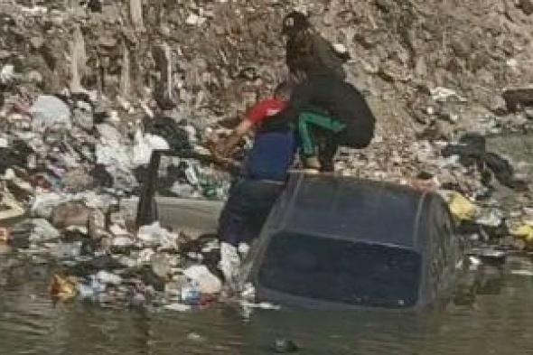 سقوط سيارة بترعة فى شبرا الخيمة أثناء محاولة قائدها "ركنها" على الحافة