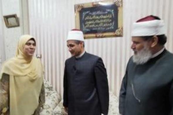 رئيس منطقة الغربية الأزهرية يزور الأولى على الجمهورية بمنزلها لتقديم التهنئة
