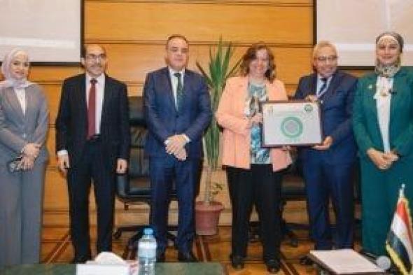 الرئيس التنفيذي لصندوق الإسكان الاجتماعي تتسلم شهادة تقييم الإسكان الأخضر