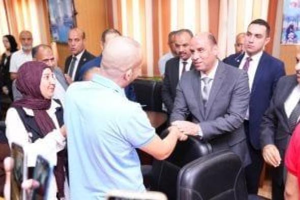 وزير العمل ومحافظ الشرقية يسلمان عقود عمل لذوى الهمم